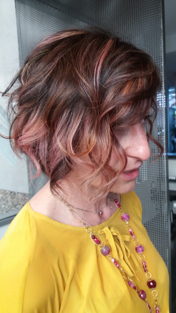Caschetto mosso con sfumature rosa