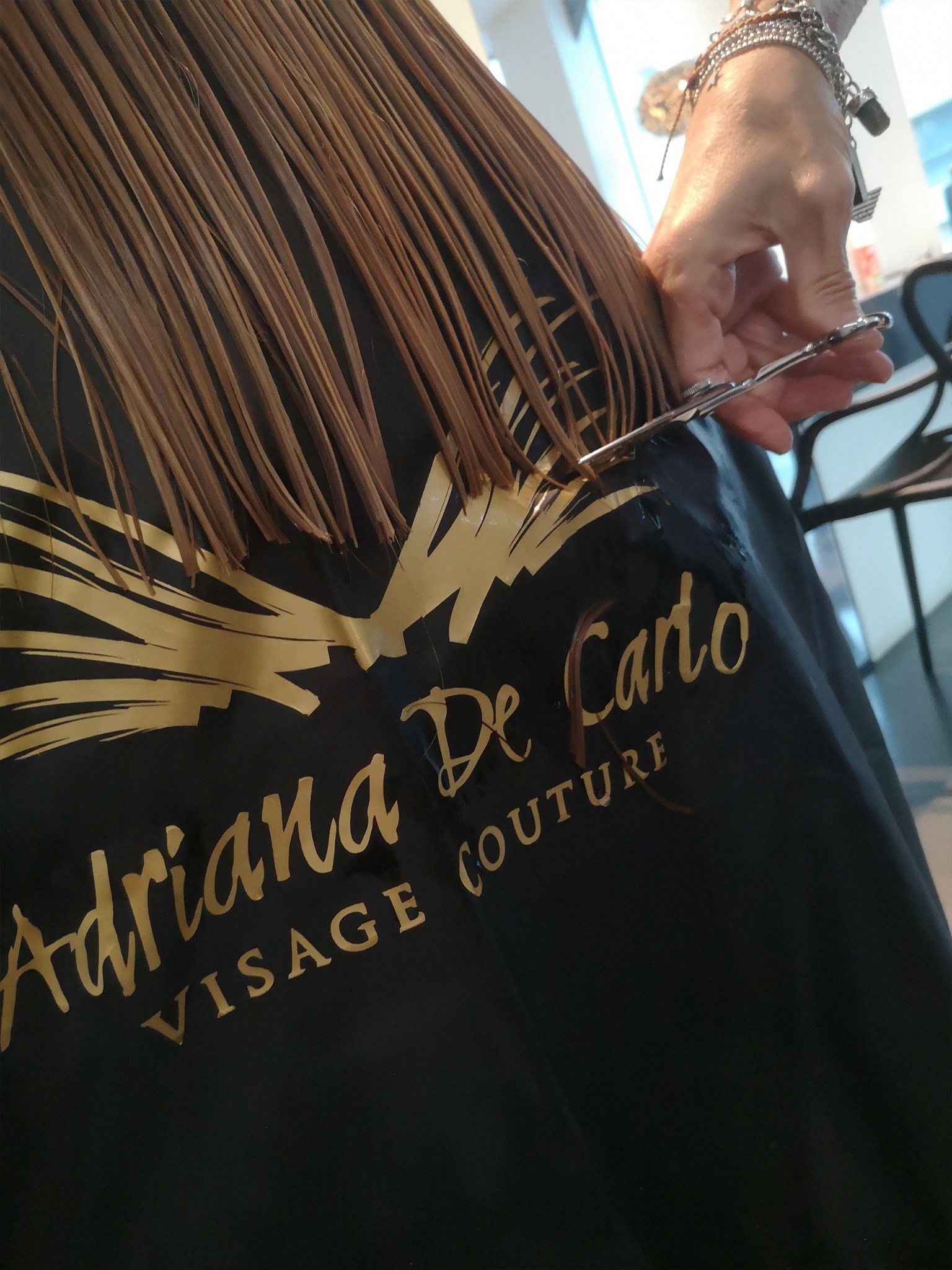 Taglio professionale dei capelli nel salone