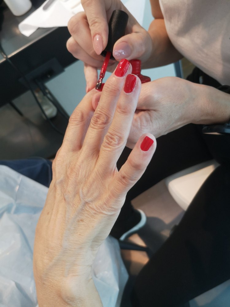 Manicure con smalto rosso